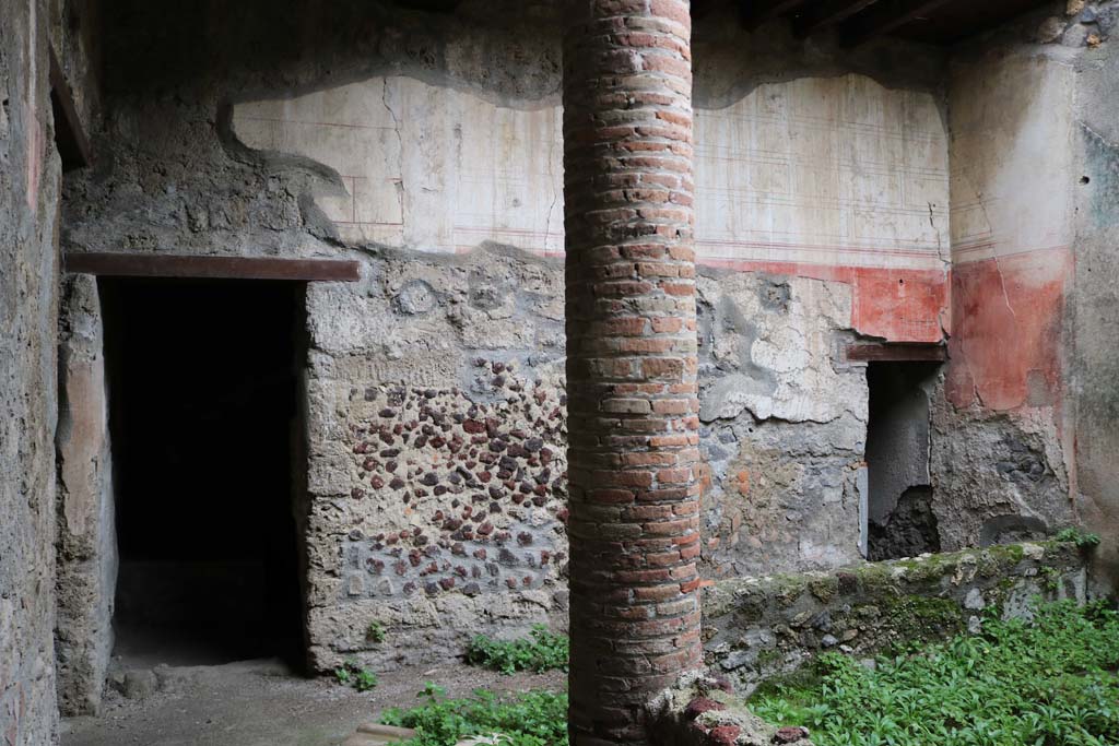 I.12.3 Pompeii. December 2018.
Looking east from north passageway of garden area, to doorways of rooms 4 and 5. Photo courtesy of Aude Durand.