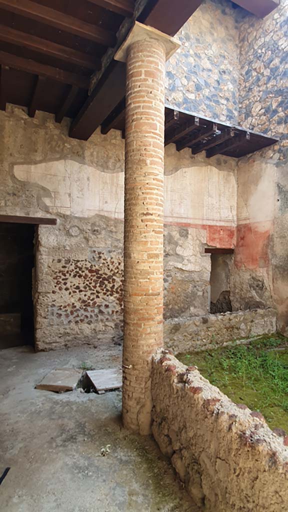 I.12.3 Pompeii. July 2021.
Looking east towards masonry column in north passageway of garden area.
Foto Annette Haug, ERC Grant 681269 DÉCOR