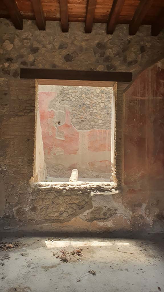I.12.5 Pompeii. July 2021. 
Triclinium, looking towards south wall with window onto garden area.
Foto Annette Haug, ERC Grant 681269 DÉCOR.
