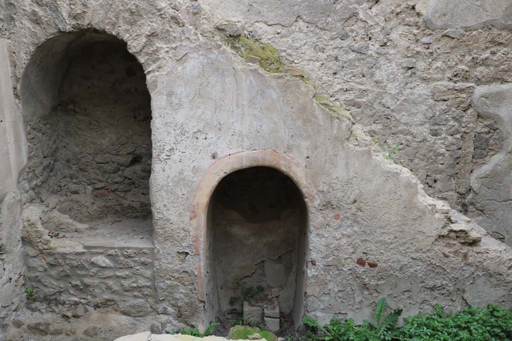 I.12.5 Pompeii. December 2018. Two arches/alcoves under masonry stairs in garden area. Photo courtesy of Aude Durand.