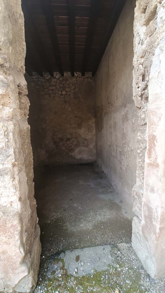 I.12.5 Pompeii. July 2021. 
Looking south through doorway in south-west corner of atrium.
Foto Annette Haug, ERC Grant 681269 DÉCOR.
