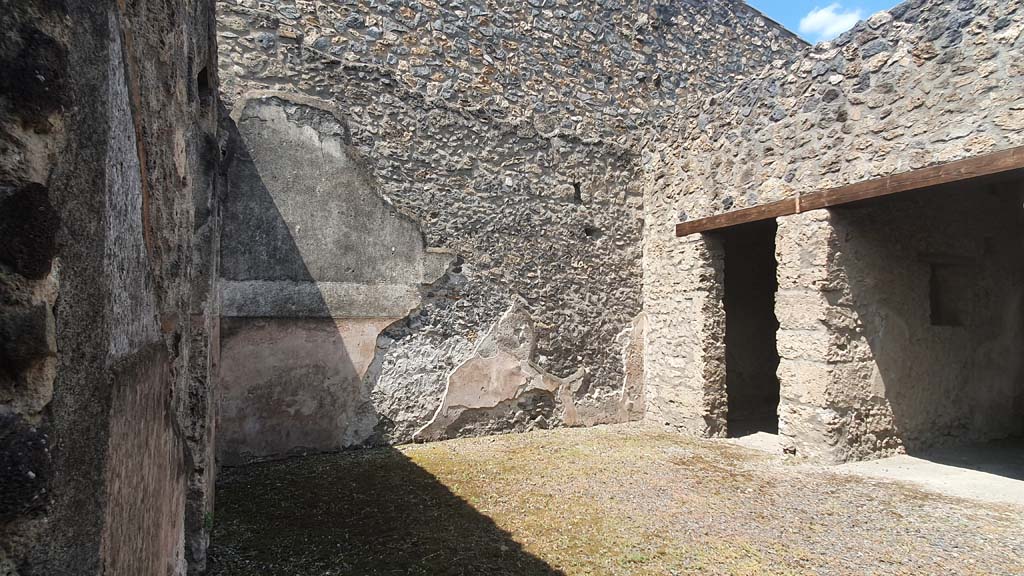I.12.5 Pompeii. July 2021. Looking towards west wall of atrium with doorway to a cubiculum, centre right.
Foto Annette Haug, ERC Grant 681269 DÉCOR
