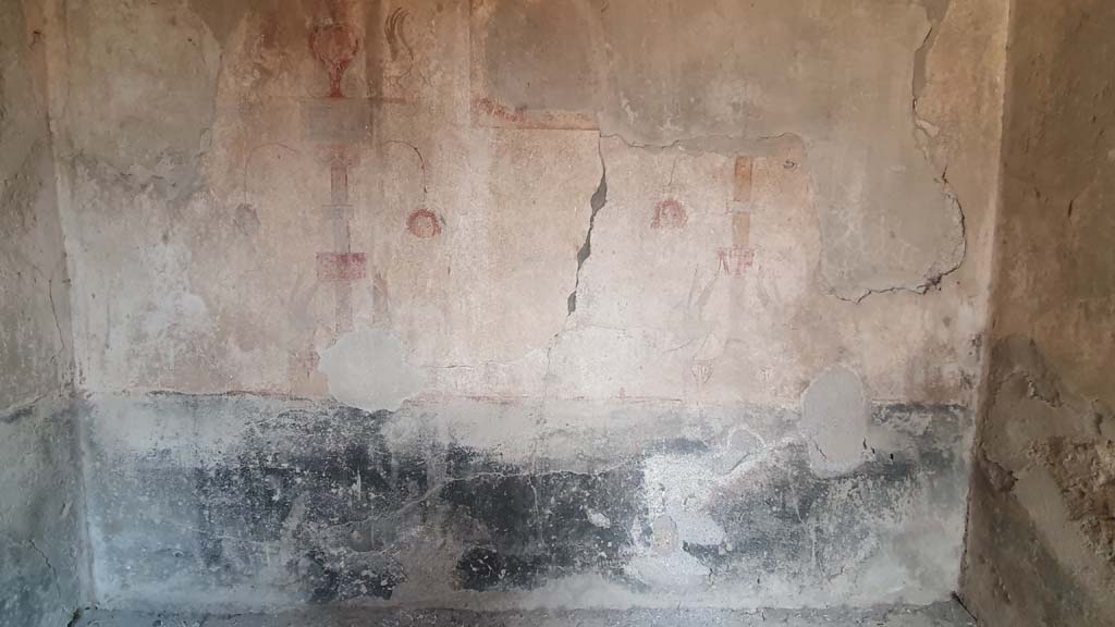 I.12.5 Pompeii. July 2021. Lower north wall of cubiculum, with detail of painted decoration.
Foto Annette Haug, ERC Grant 681269 DÉCOR.
