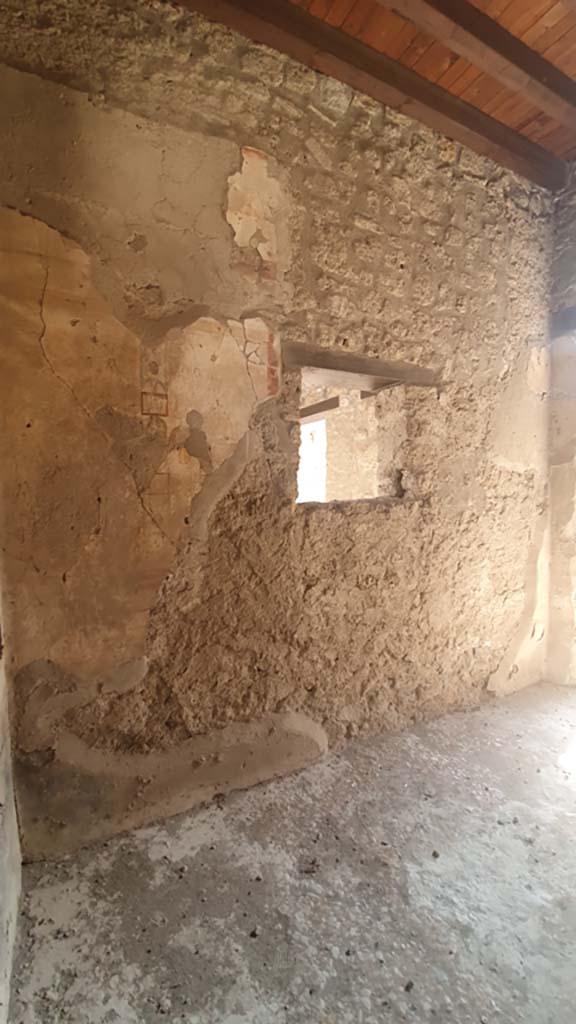 I.12.5 Pompeii. July 2021. Looking towards east wall of cubiculum with window into bar-room.
Foto Annette Haug, ERC Grant 681269 DÉCOR.
