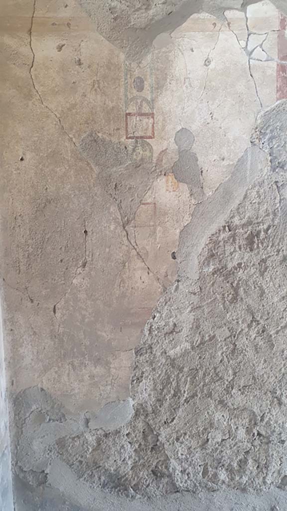 I.12.5 Pompeii. July 2021. Detail of painted decoration from east wall of cubiculum.
Foto Annette Haug, ERC Grant 681269 DÉCOR.

