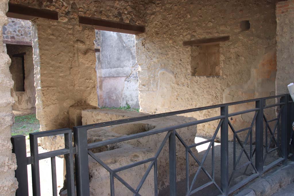 I.12.5 Pompeii. September 2017. Looking south-west from entrance doorway. Photo courtesy of Klaus Heese.