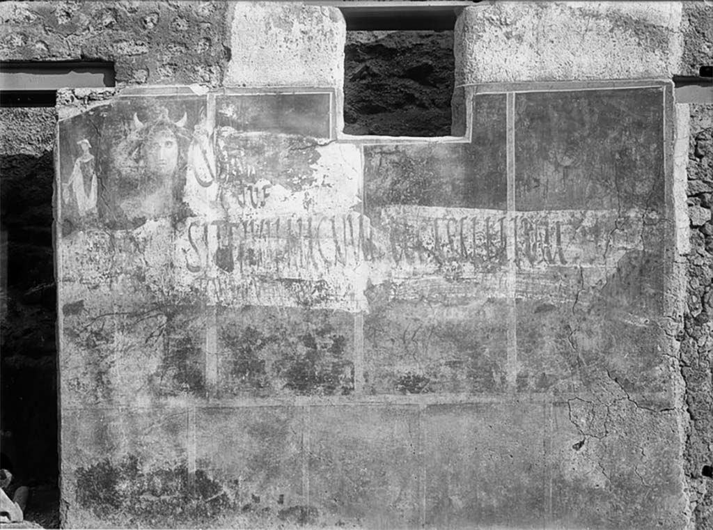 I.12.5 Pompeii, on left, with I.12.4, on right. Old undated photo. Looking south to painted wall with graffiti between two doorways.
Foto Taylor Lauritsen, ERC Grant 681269 DÉCOR.
