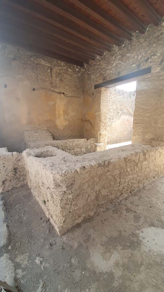 I.12.5 Pompeii. July 2021. Looking south-east across bar-counter.
Foto Annette Haug, ERC Grant 681269 DÉCOR.

