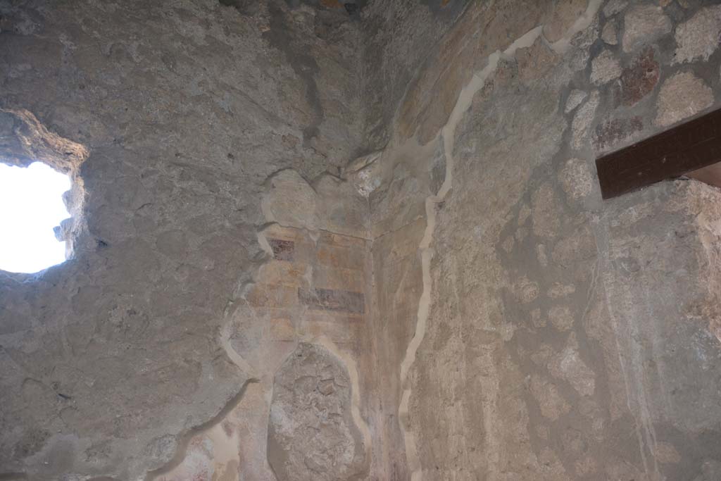 I.13.2 Pompeii. October 2019. 
East wall with window from I.13.3, south-east corner and south wall with doorway to oecus, on right.
Foto Annette Haug, ERC Grant 681269 DÉCOR.
