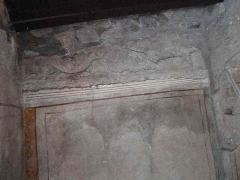 I.13.2 Pompeii. May 2010. Upper north wall of small garden building, with stucco.