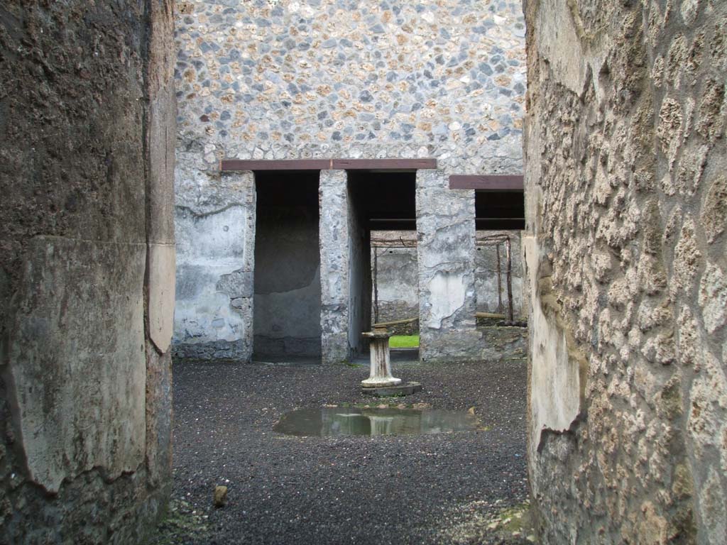 I.13.2 Pompeii. December 2004. Looking south across atrium from entrance corridor.