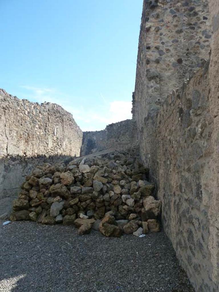 I.13.3 Pompeii. September 2015. Looking south from entrance doorway.