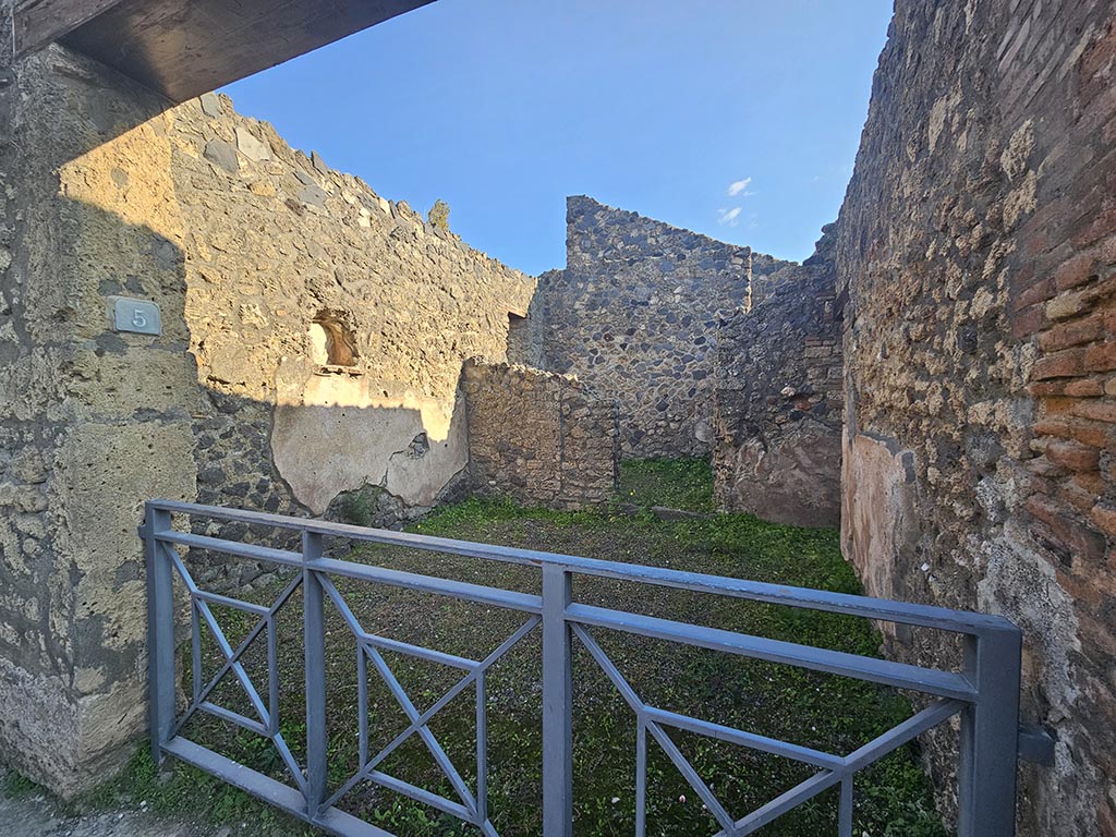 I.13.5 Pompeii. November 2024. 
Looking south-east towards entrance doorway on Via dell’Abbondanza. Photo courtesy of Annette Haug.
