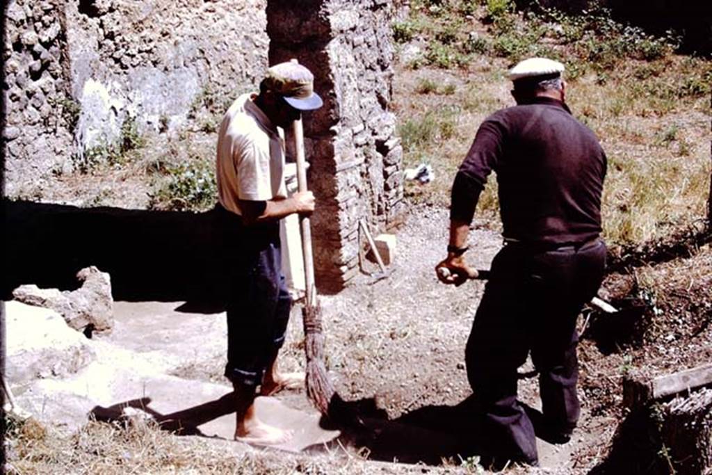 I.13.16 Pompeii. 1972. Looking east. Photo by Stanley A. Jashemski. 
Source: The Wilhelmina and Stanley A. Jashemski archive in the University of Maryland Library, Special Collections (See collection page) and made available under the Creative Commons Attribution-Non Commercial License v.4. See Licence and use details. J72f0384
