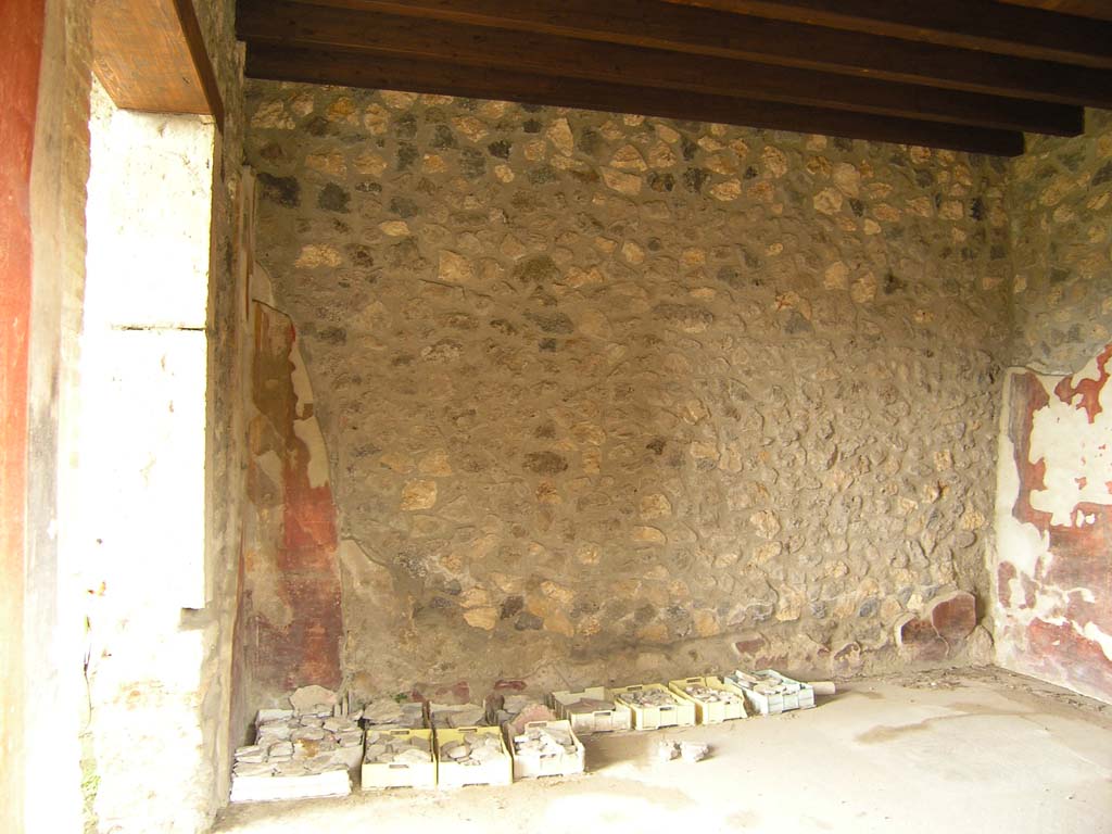 I.14.2 Pompeii. July 2008. Room H, Looking towards north wall from doorway in west wall, from room L.
Photo courtesy of Guilhem Chapelin. 
