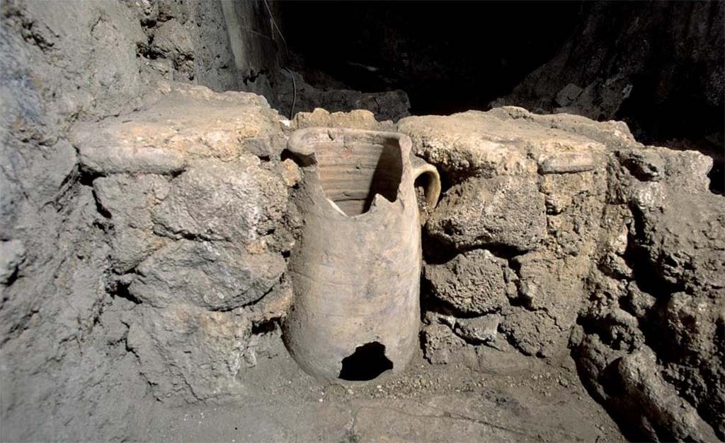 I.14.2 Pompeii. Room J, latrine in north-east corner. Amphora embedded in the bench with small opening at the base.
Fig. 179  Dtail de la latrine : amphore encastre dans la banquette ( CNRS-CCJ, Christine Durand).
Voir Chapitre 2 : Latelier de fabrication de nattes de la via di Nocera (I 14, 2) in Magali Cullin-Mingaud, 2010. La vannerie dans l'Antiquit romaine: Collection du Centre Jean Brard 35. Paris. Centre Jean Berard, p. 129-171, fig. 179.
https://books.openedition.org/pcjb/706  
