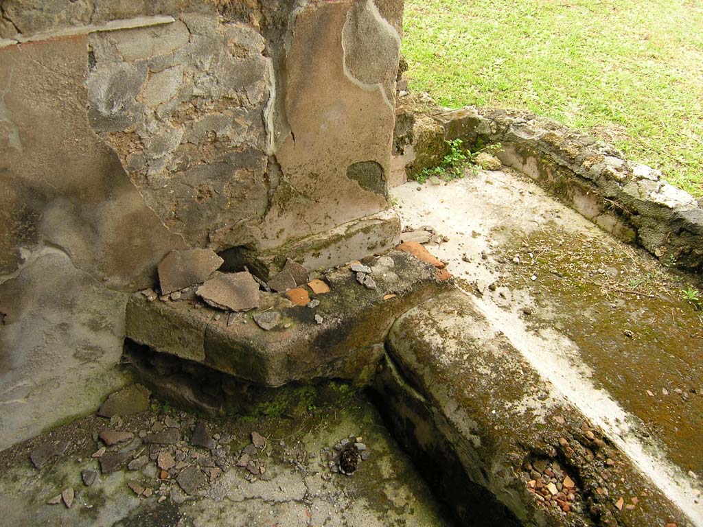 I.14.2 Pompeii. July 2008. Area L, detail from south side. Photo courtesy of Guilhem Chapelin. 