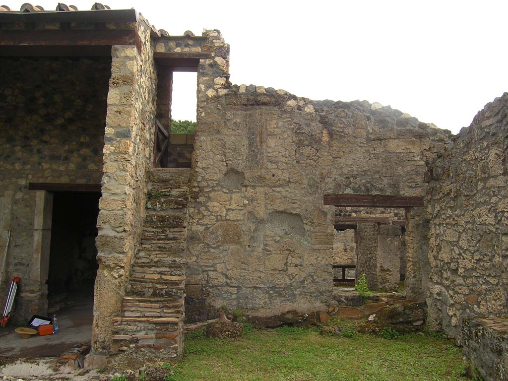 I.14.2 Pompeii. July 2008. Garden area M, looking east in south-east corner. Photo courtesy of Guilhem Chapelin. 


