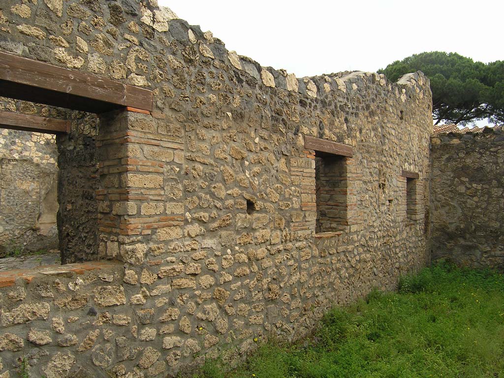 I.14.2 Pompeii. July 2008. Area G, looking east along north wall. Photo courtesy of Guilhem Chapelin. 