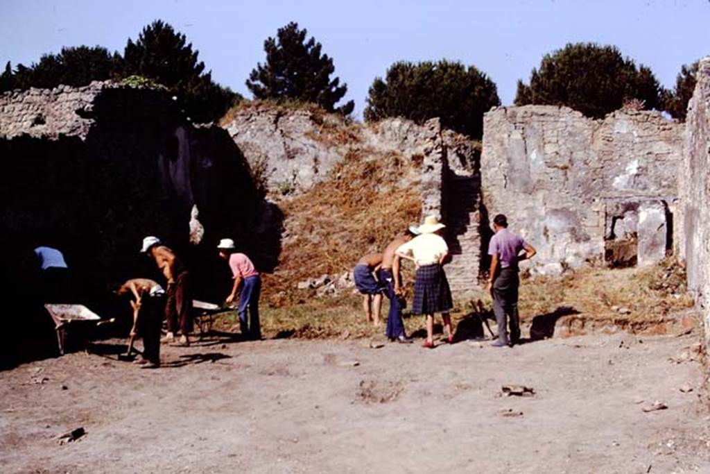 I.14.2 Pompeii. 1972. Looking east across garden area, during excavations. Photo by Stanley A. Jashemski. 
Source: The Wilhelmina and Stanley A. Jashemski archive in the University of Maryland Library, Special Collections (See collection page) and made available under the Creative Commons Attribution-Non Commercial License v.4. See Licence and use details. J72f0192
