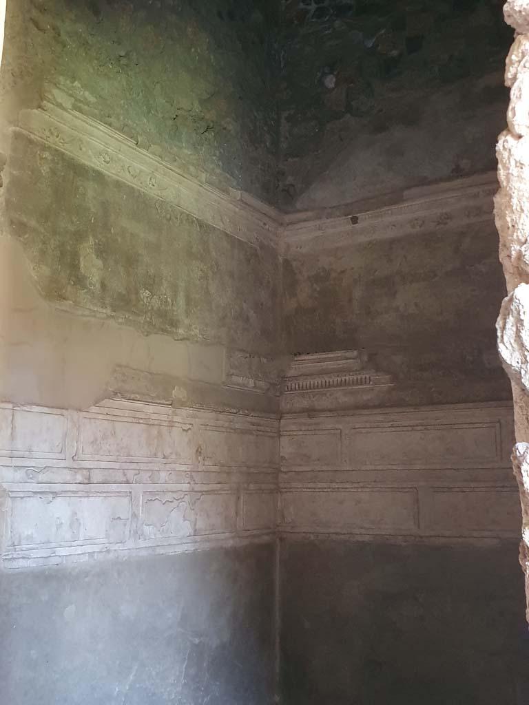 I.15.3 Pompeii. July 2021. Room 6, looking towards west wall and north-west corner.
Foto Annette Haug, ERC Grant 681269 DÉCOR.

