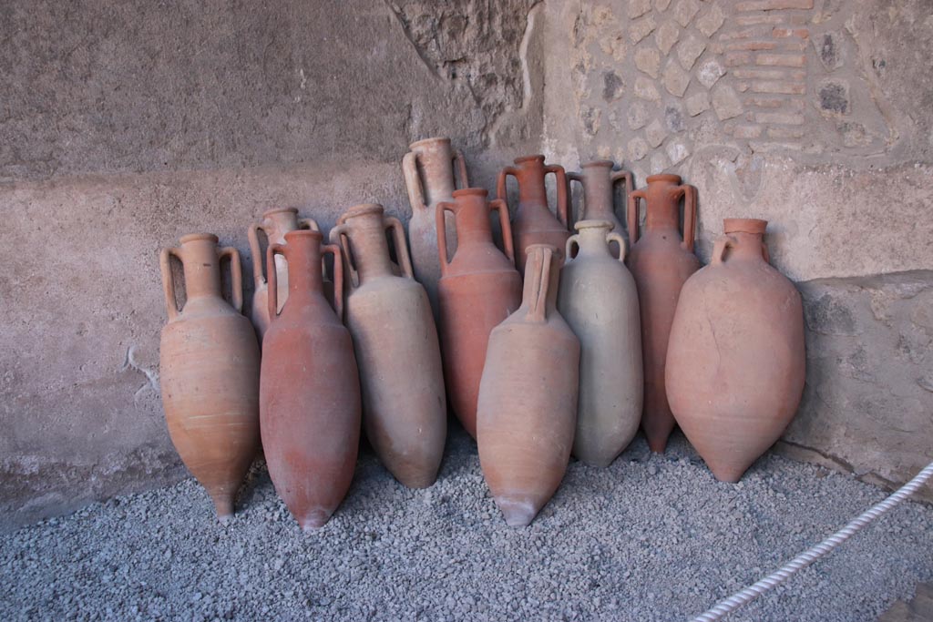 I.15.3 Pompeii. October 2022. 
Tub or basin on east end of south portico 10 of peristyle 13. When excavated, this contained amphorae. Photo courtesy of Klaus Heese.
According to Jashemski, there were 9 amphorae found in the tub.
See Jashemski, W. F., 1993. The Gardens of Pompeii, Volume II: Appendices. New York: Caratzas. (p.61)
According to Eschebach, there were 5 amphorae found in the tub.
See Eschebach, L., 1993. Gebäudeverzeichnis und Stadtplan der antiken Stadt Pompeji. Köln: Böhlau. (p.75)
