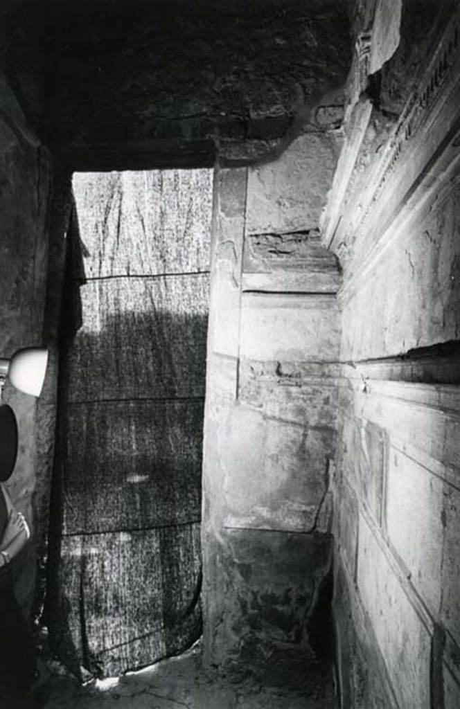 I.15.3 Pompeii. 1972. Room 4. House of Ship Europa, E cubiculum, entrance S wall.  
Photo courtesy of Anne Laidlaw.
American Academy in Rome, Photographic Archive. Laidlaw collection _P_72_15_36.
