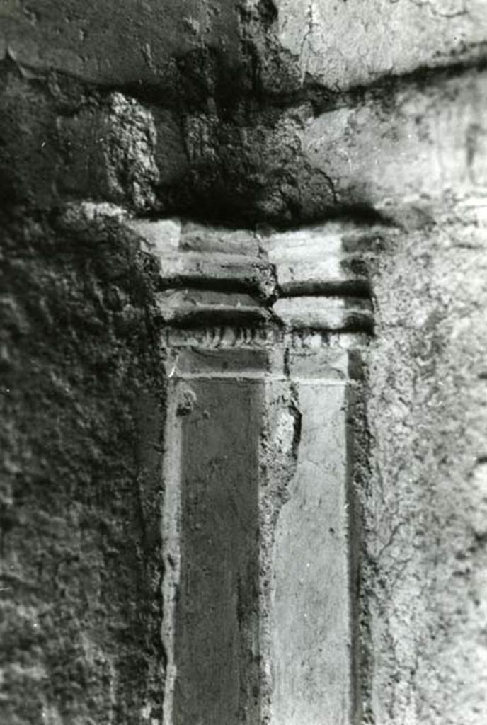 I.15.3 Pompeii. 1968. Room 4. House of Ship Europa, E cubiculum (colonnettes), upper zone, SW corner.  Photo courtesy of Anne Laidlaw.
American Academy in Rome, Photographic Archive. Laidlaw collection _P_68_15_15.
