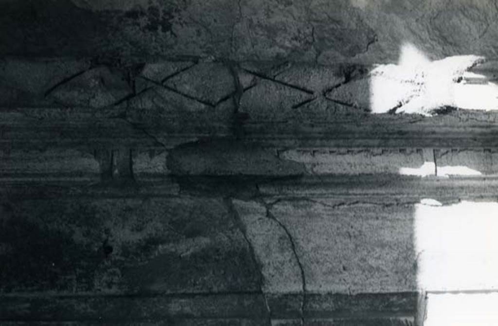 I.15.3 Pompeii. 1979. Room 4. House of Ship Europa,  W cubiculum, detail of execution on W wall near SW corner.  Photo courtesy of Anne Laidlaw.
American Academy in Rome, Photographic Archive. Laidlaw collection _P_79_1_9.
