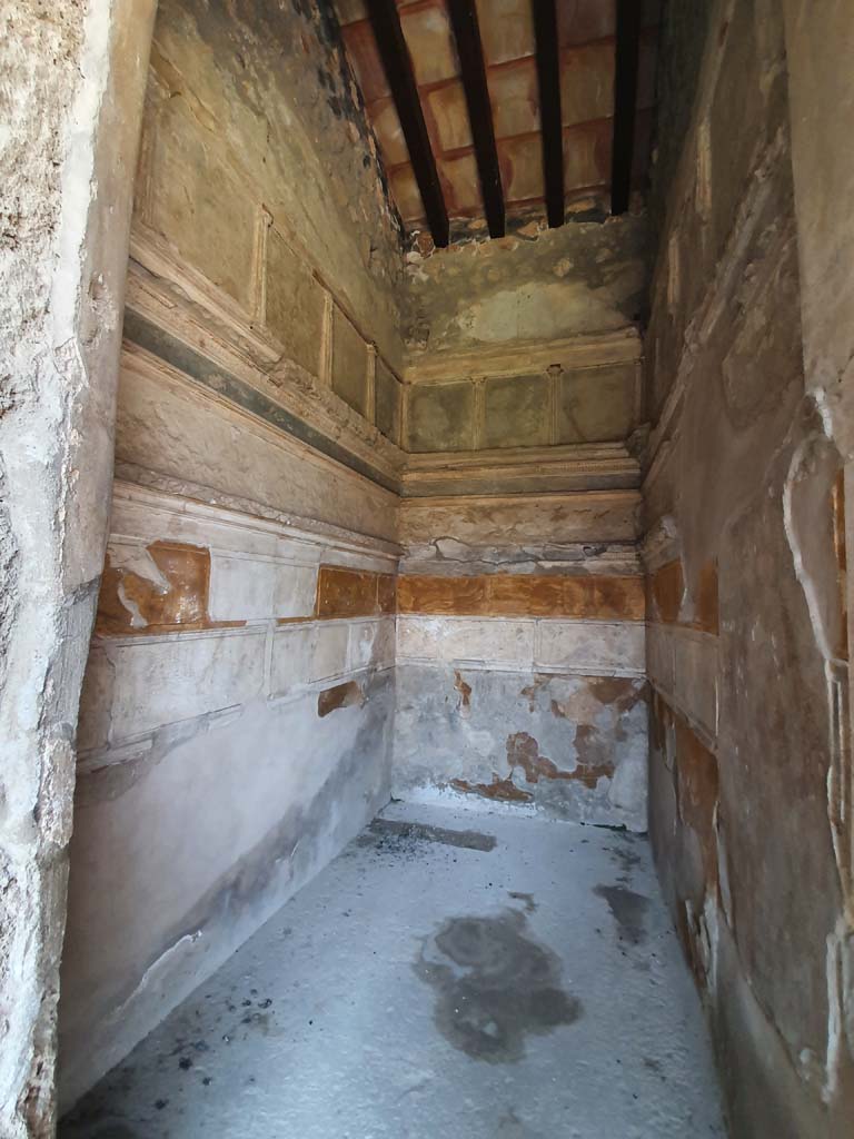 I.15.3 Pompeii. July 2021. Room 4, looking along west wall towards north wall, from doorway.
Foto Annette Haug, ERC Grant 681269 DÉCOR.
