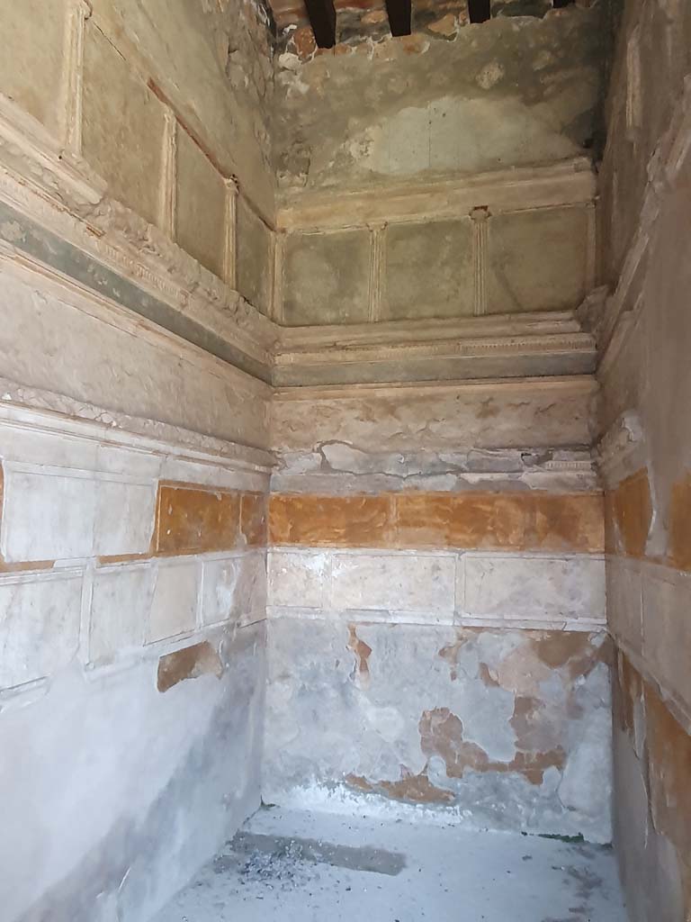 I.15.3 Pompeii. July 2021. Room 4, looking along west wall towards north-west corner and north wall.
Foto Annette Haug, ERC Grant 681269 DÉCOR.

