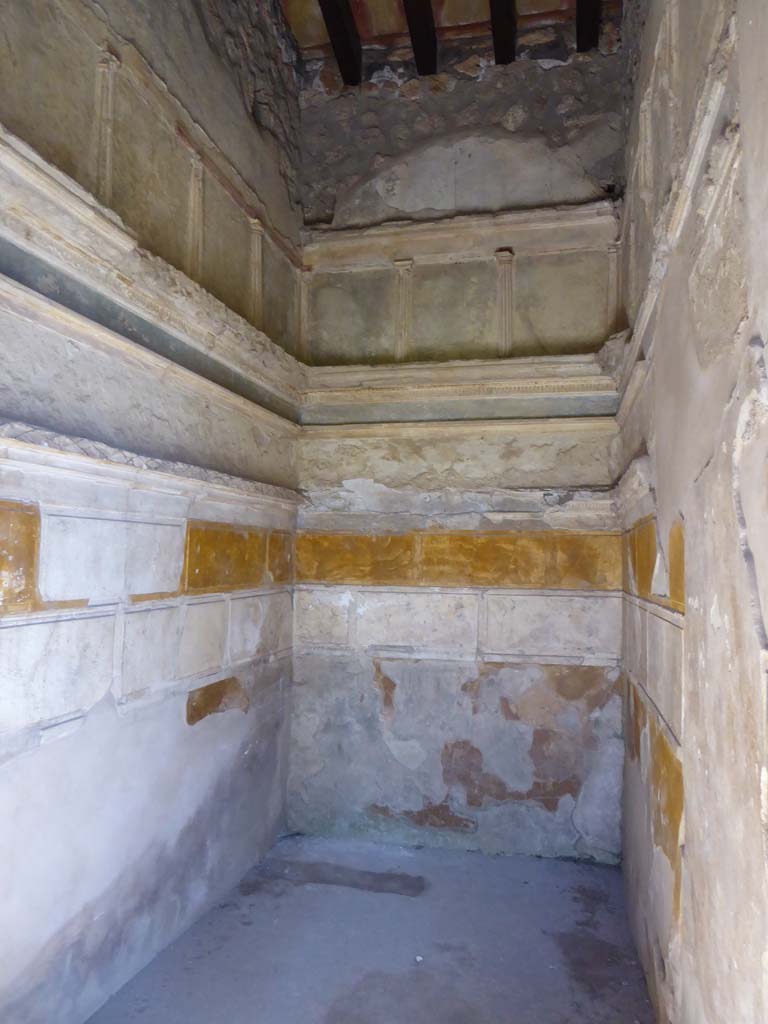 I.15.3 Pompeii. September 2015. 
Room 4, looking along west wall towards north-west corner and north wall.
Foto Annette Haug, ERC Grant 681269 DÉCOR.
