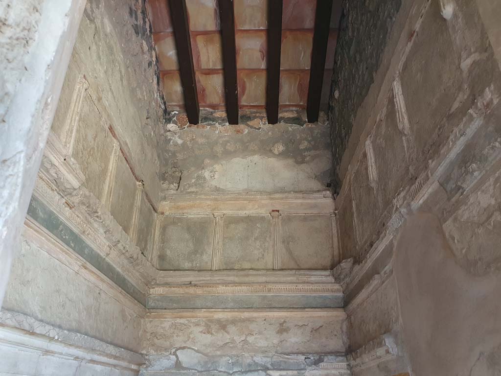 I.15.3 Pompeii. July 2021. Room 4, looking towards upper walls at north end.
Foto Annette Haug, ERC Grant 681269 DÉCOR.
