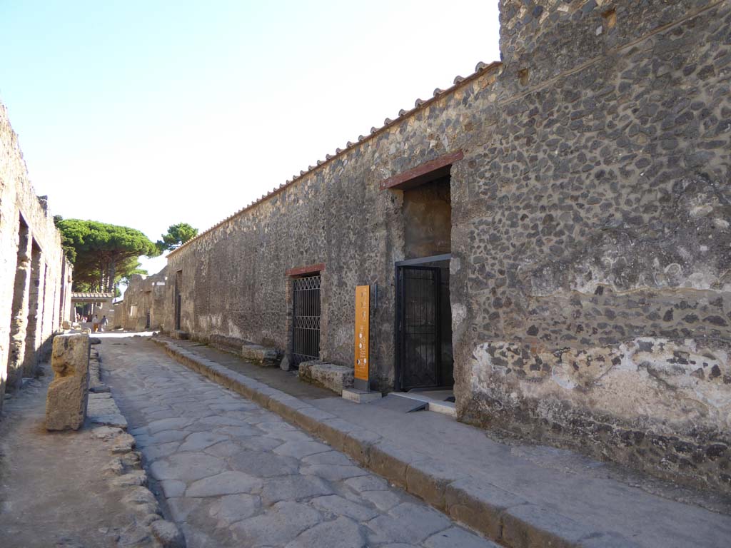 I.15.3 Pompeii, with I.15.2, on left. December 2018. 
Entrance doorways at west end of I.15, at junction with Vicolo della Nave Europa. Photo courtesy of Aude Durand.
