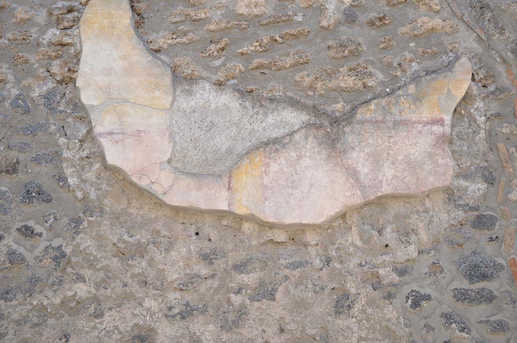 I.16.1a Pompeii. July 2017. Detail of remaining painted plaster from west wall.
Foto Annette Haug, ERC Grant 681269 DÉCOR.

