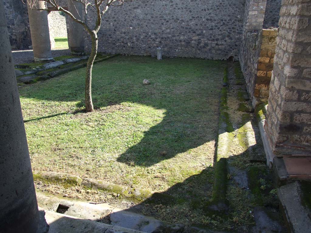 I.16.2 Pompeii. December 2006. West side of pseudoperistyle. Looking south.