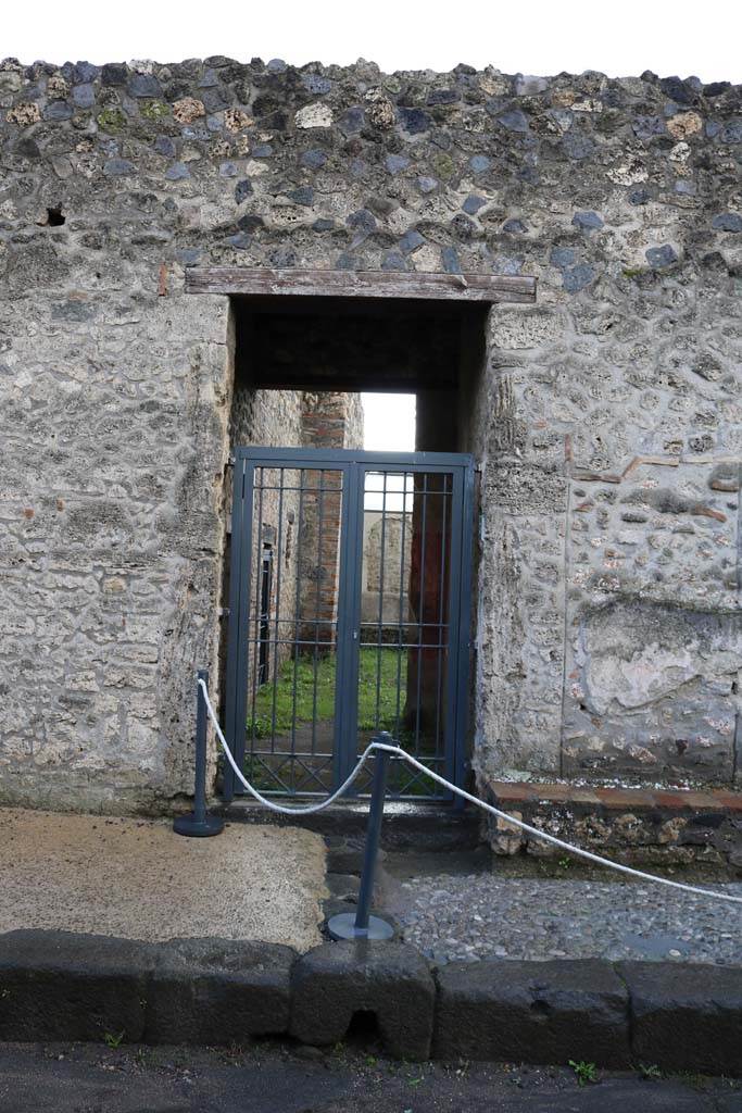 I.16.3 Pompeii. December 2018. 
Looking south to entrance doorway. Photo courtesy of Aude Durand.
