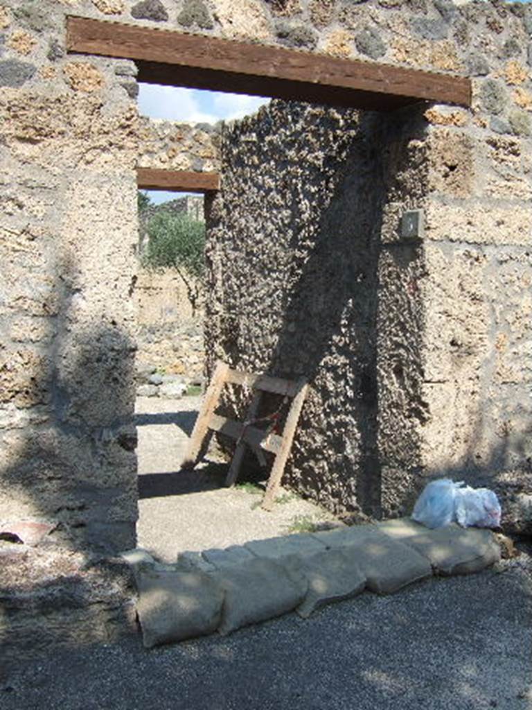 I.16.5 Pompeii. September 2005. Entrance doorway.