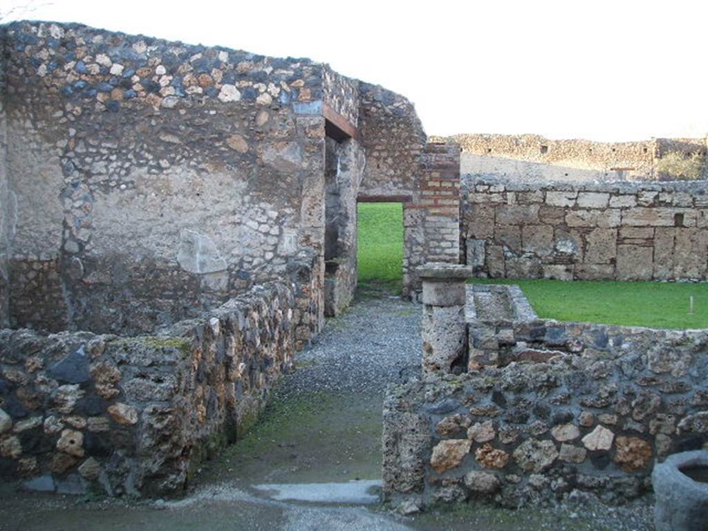 I.16.5 Pompeii. December 2004. Looking north along corridor to garden, and on the right, a two-sided peristyle.