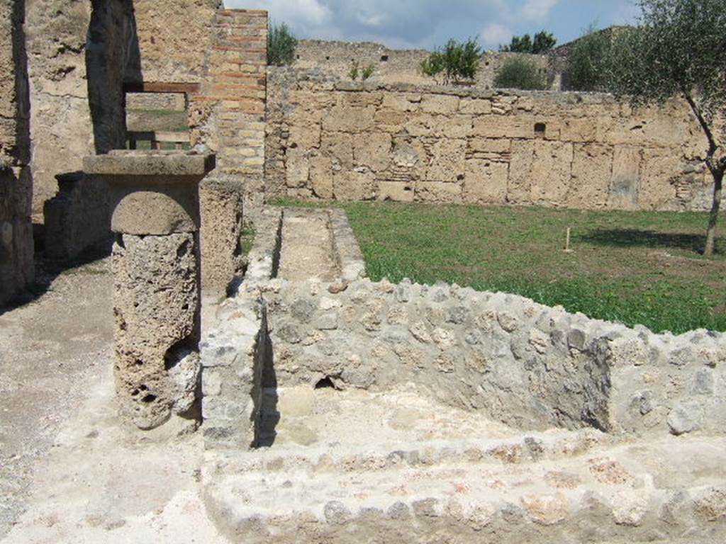 I.16.5 Pompeii. September 2005. Looking north across peristyle.