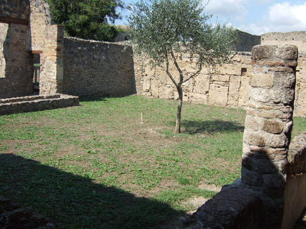 I.16.5 Pompeii. September 2005. Looking north-west across garden peristyle.