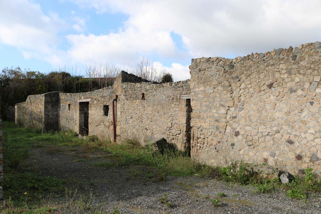 I.16.6 Pompeii, entrance doorway, centre right. December 2018. 
Looking north-west, with doorway to I.16.5, centre left. Photo courtesy of Aude Durand.
