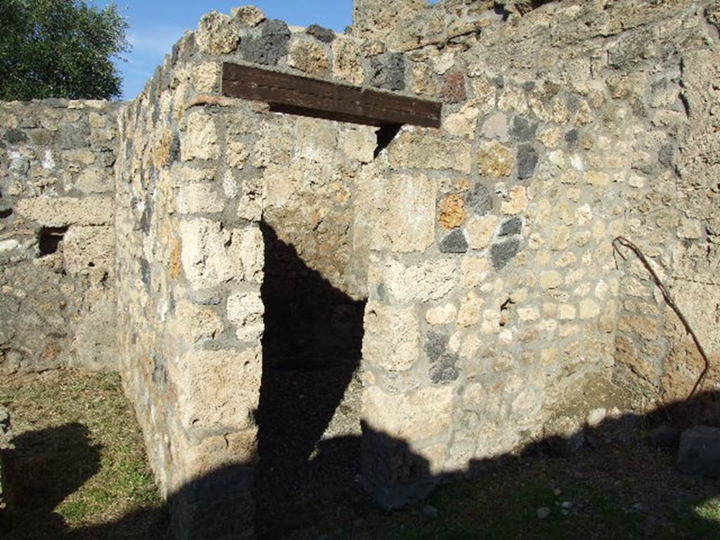 I.16.7 Pompeii. December 2006. Doorway to cubiculum on north side of entrance.  