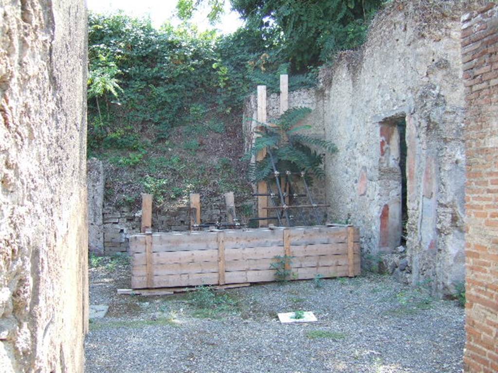 I.17.1 Pompeii. September 2005. Looking south across atrium, from entrance.