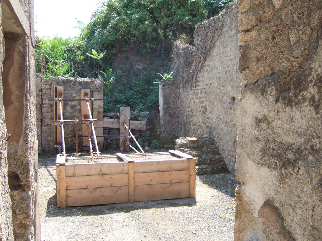 I.17.2 Pompeii. September 2005. Looking south across atrium.