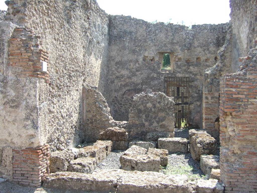 I.17.3 Pompeii. September 2005. Looking south across shop from entrance.