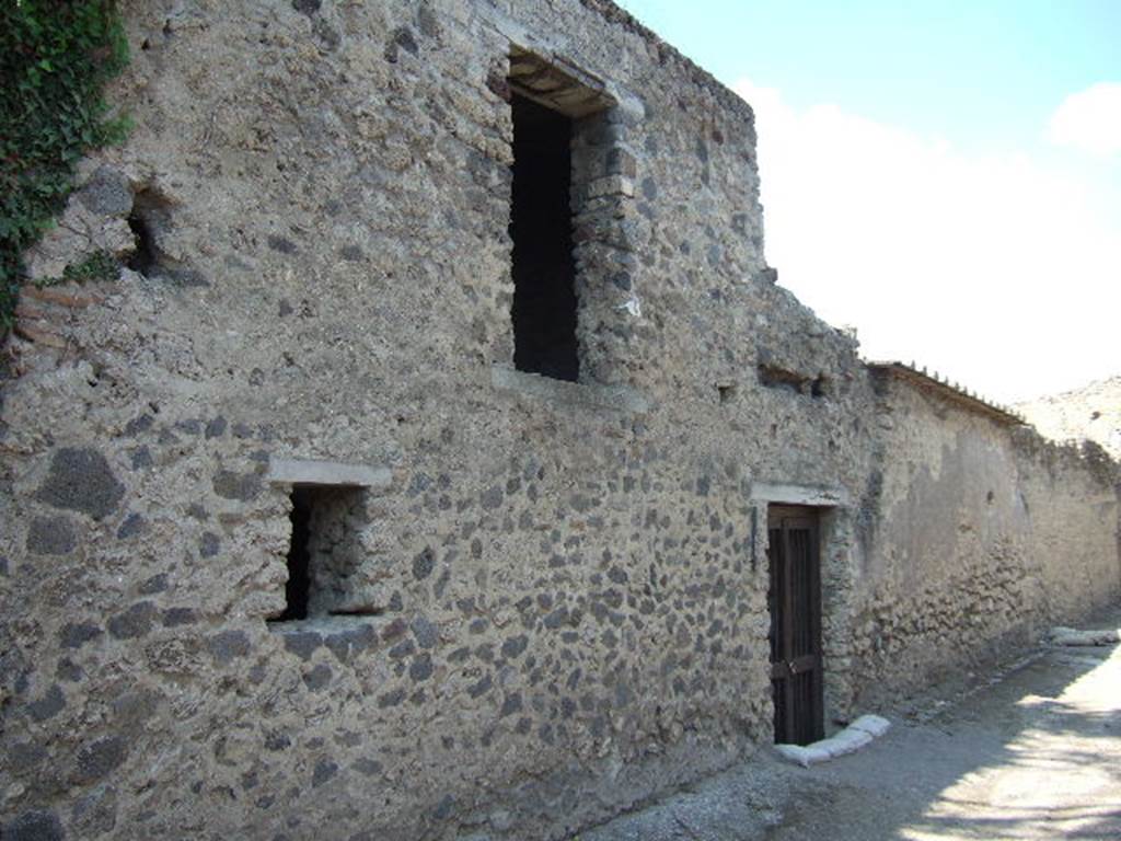 I.17.4 Pompeii.  September 2005. Exterior wall on small Vicolo.
