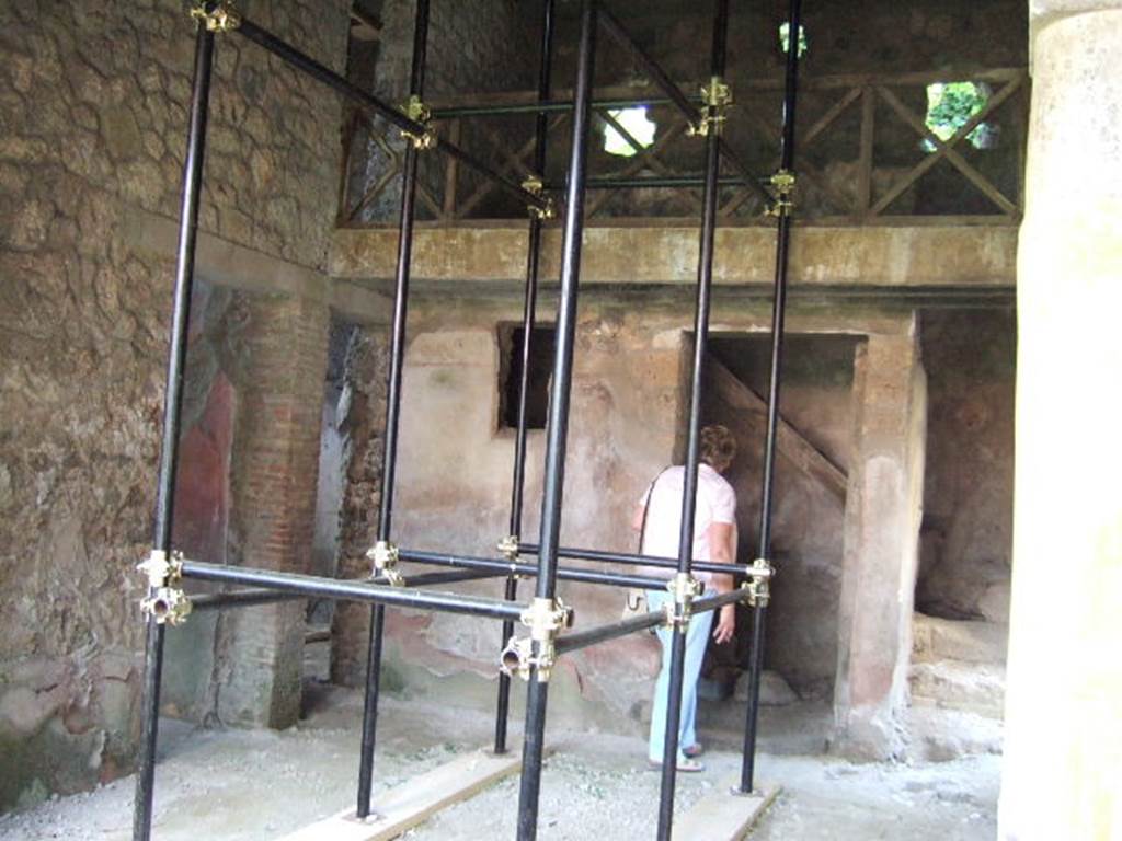 I.17.4 Pompeii.  May 2006. Open area or yard on south side of peristyle garden.  Looking south to stairs, with cupboard underneath, and upper gallery.  The triclinium and a cubiculum are on the left.
