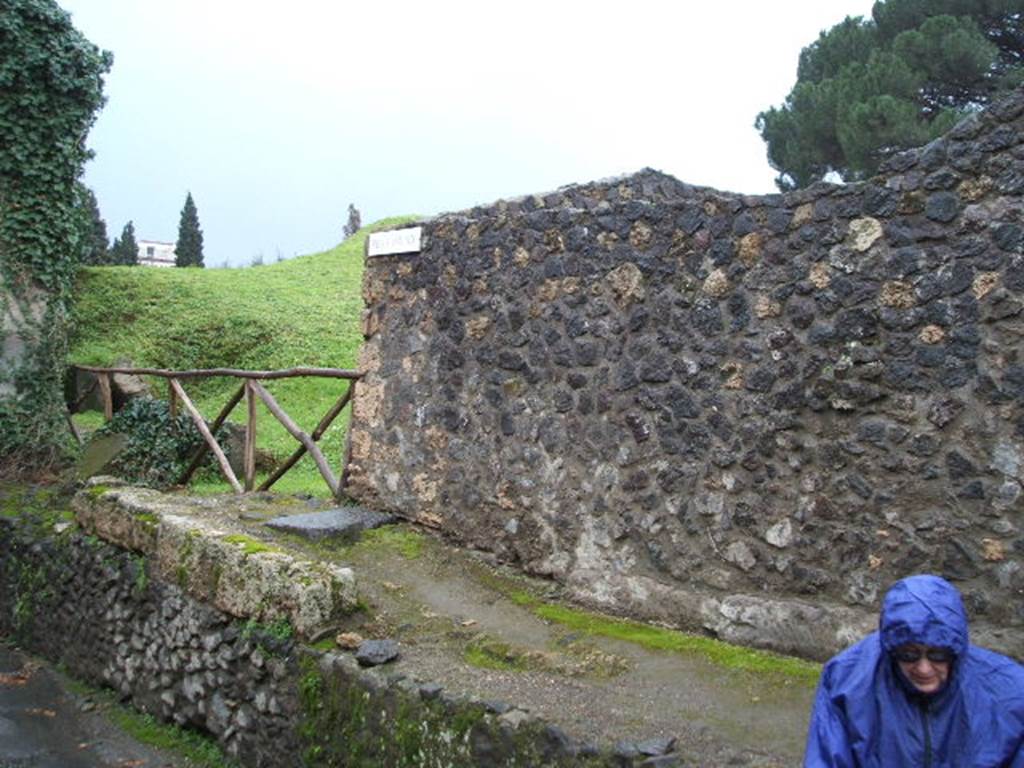 Pompeii. December 2004. The corner of insula I.20 near Nocera Gate.