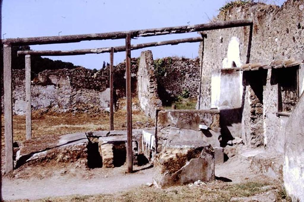 I.20.1 Pompeii. 1972. Looking west to triclinium. Photo by Stanley A. Jashemski.
Source: The Wilhelmina and Stanley A. Jashemski archive in the University of Maryland Library, Special Collections (See collection page) and made available under the Creative Commons Attribution-Non Commercial License v.4. See Licence and use details. J72f0555